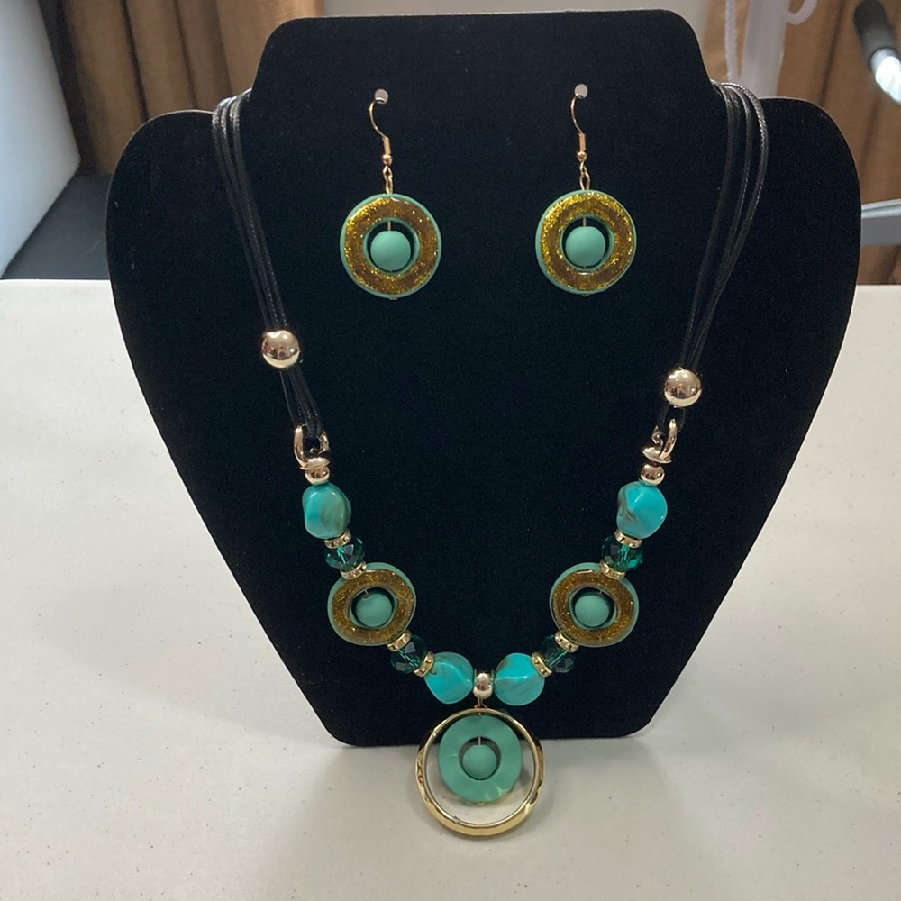 Necklace And Earrings Set Turquoise And Gold NEW WITHOUT TAGS